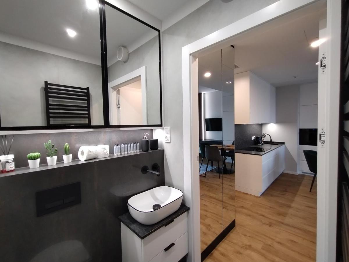 Wola Tower Deluxe Separate Bedroom With Free Garage - By Perfect Apart Warschau Exterior foto