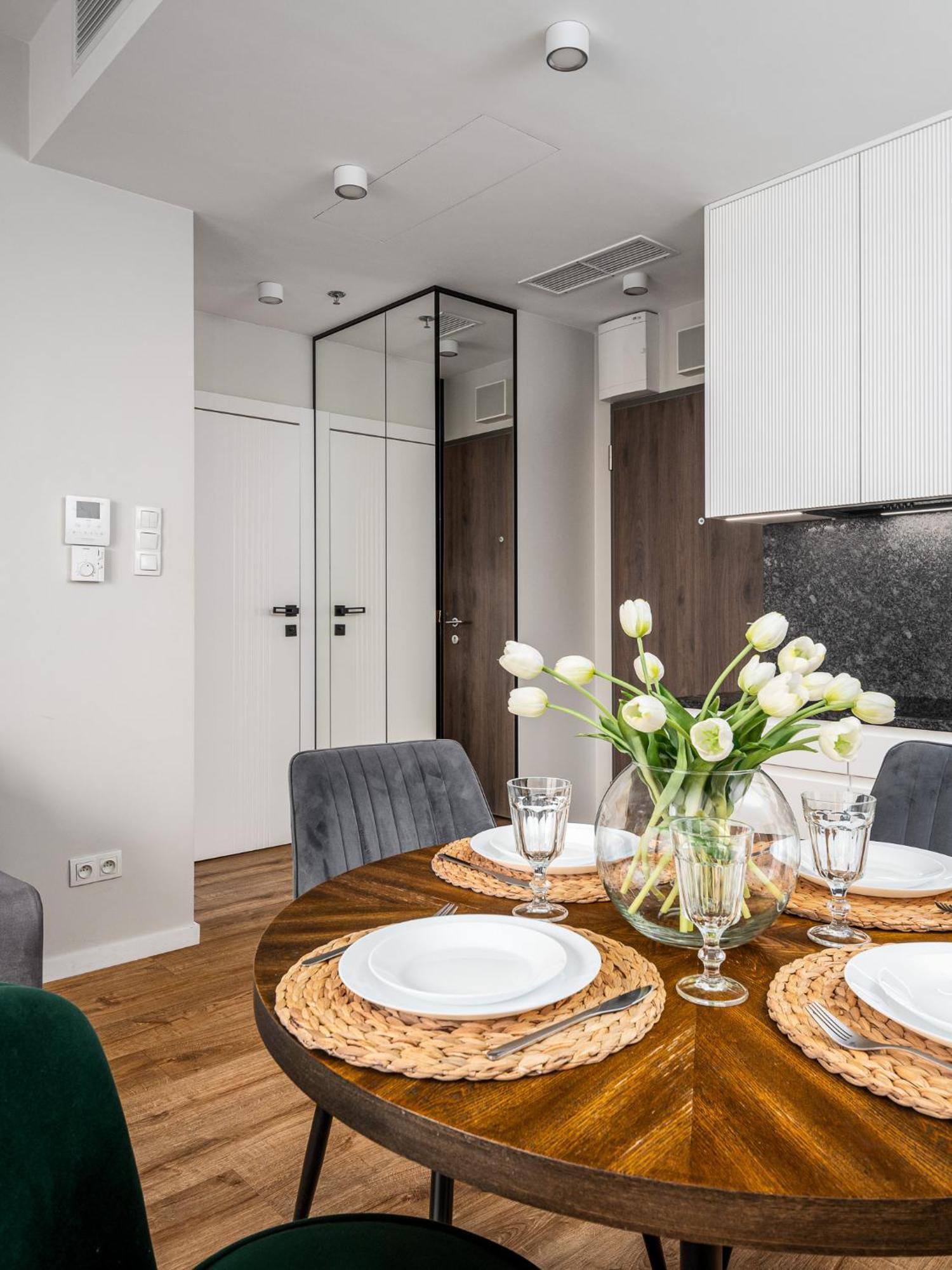 Wola Tower Deluxe Separate Bedroom With Free Garage - By Perfect Apart Warschau Zimmer foto
